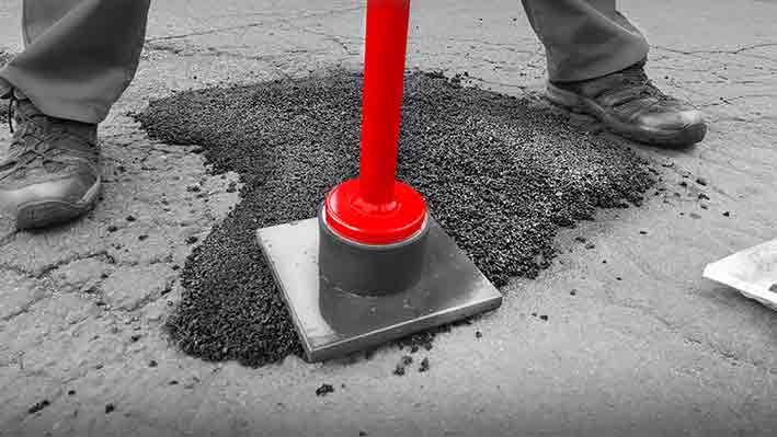 Schlagloch und Schlaglöcher repariert mit Bitumen Kaltmischgut
